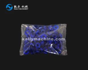 कन्वेयर बेल्ट के साथ स्वचालित कार लाइसेंस प्लेट स्क्रू गिनती पैकिंग मशीन